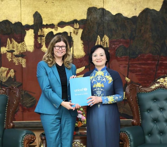 Bà Silvia Danailov tặng hồ sơ tài liệu nghiên cứu của UNICEF cho Phó Thủ tướng Phạm Thị Thanh Trà.