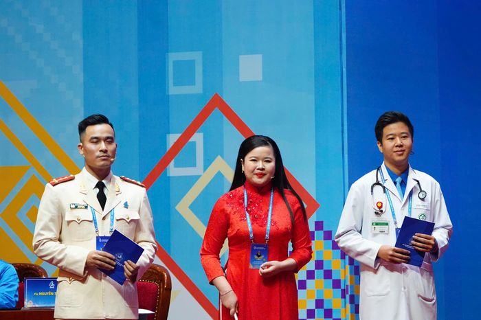 Bác sĩ Bách tại Đại hội đại biểu toàn quốc Hội Liên hiệp Thanh niên Việt Nam lần thứ IX (ngoài cùng bên phải).