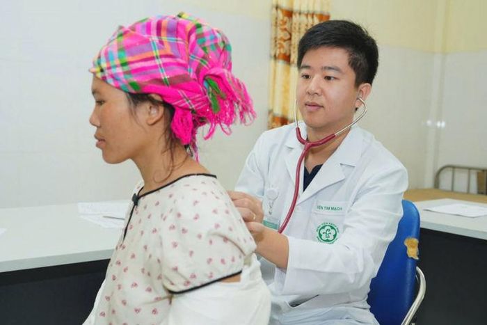Bác sĩ Bách thăm khám cho người dân vùng cao.
