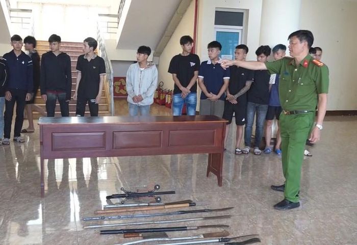 Các đối tượng cùng số hung khí mang theo để đánh nhau. Ảnh: SĐ.