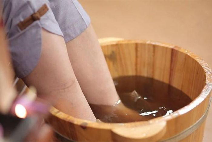 Ngâm chân có thể giúp thư giãn cơ thể, giảm căng thẳng và hỗ trợ giấc ngủ.