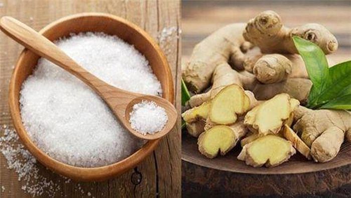 Ngâm chân nước ấm muối gừng giúp cơ thể thuận lợi cho việc đi vào giấc ngủ.