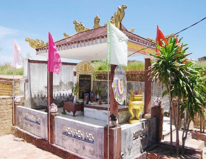 Nhà bia tưởng niệm các liệt sĩ hy sinh năm 1968 được đặt tại khu vực đường Tôn Thất Thiệp.