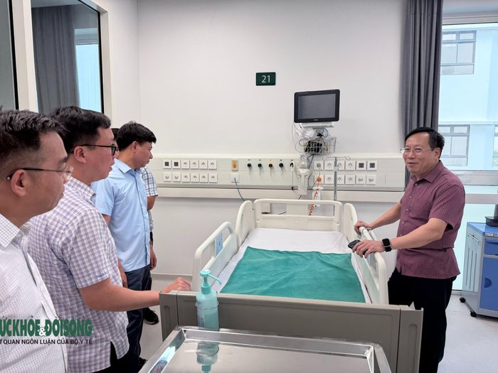 Thứ trưởng Bộ Y tế Lê Đức Luận kiểm tra khu vực điều trị nội trú.
