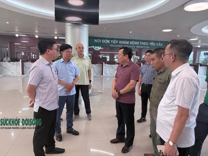 Thứ trưởng Bộ Y tế Lê Đức Luận và đoàn công tác kiểm tra trước ngày Bệnh viện Bạch Mai cơ sở Ninh Bình đi vào hoạt động.