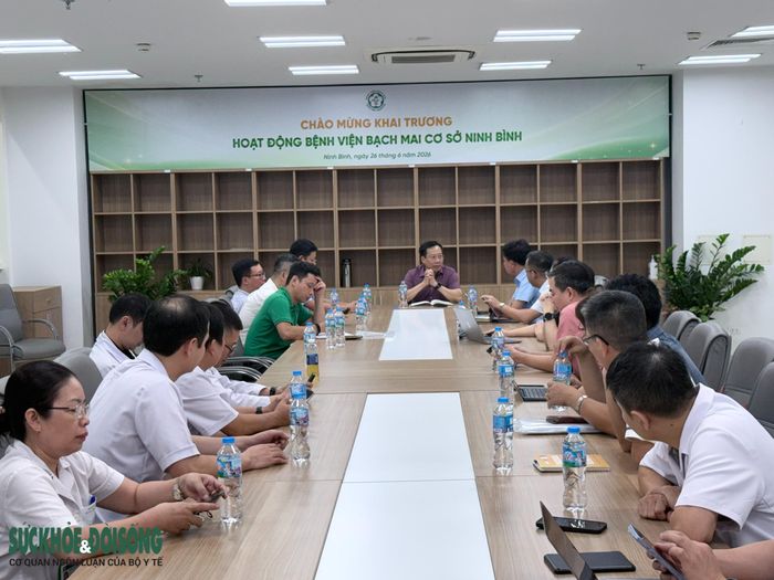 Thứ trưởng Lê Đức Luận nghe các bên liên quan báo cáo tại buổi làm việc ở Bệnh viện Bạch Mai cơ sở Ninh Bình.
