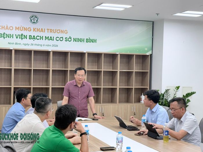 Thứ trưởng Bộ Y tế Lê Đức Luận phát biểu tại buổi làm việc.