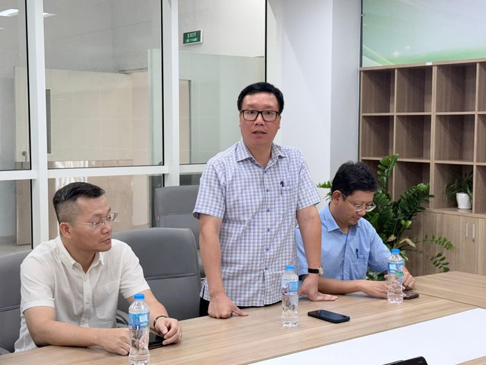 Ông Hoàng Cương - Phó Giám đốc Phụ trách Ban Quản lý dự án công trình Y tế báo cáo.