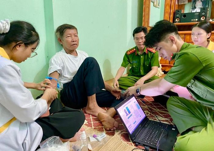 Lực lượng công an thu thập mẫu ADN của thân nhân liệt sĩ.