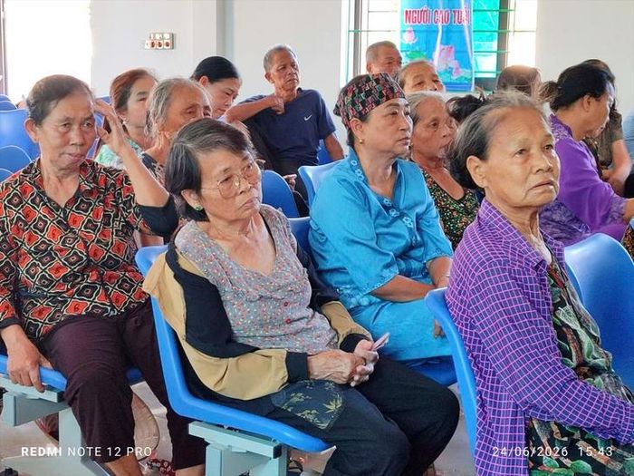Người cao tuổi chăm chú lắng nghe các nội dung về thích ứng với già hóa dân số và chăm sóc sức khỏe tuổi già.