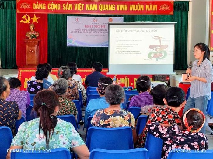 Báo cáo viên trao đổi các kiến thức chăm sóc sức khỏe, phòng ngừa bệnh tật cho người cao tuổi tại hội nghị.