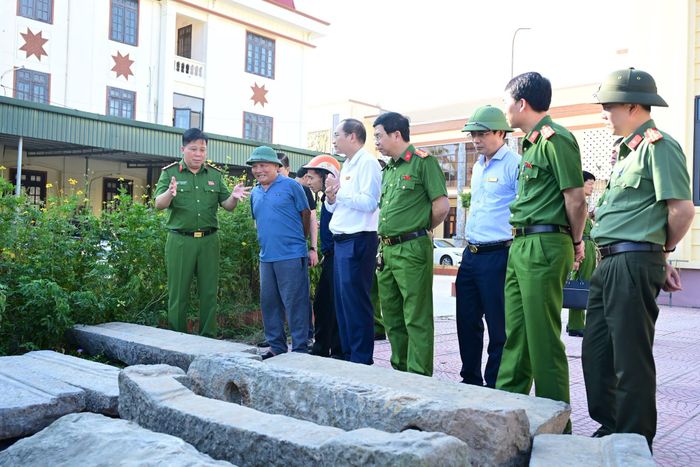 Đại tá Bùi Trung Thành - Phó Giám đốc, Thủ trưởng Cơ quan Cảnh sát điều tra Công an TP Hải Phòng bàn giao tang vật tại trụ sở Công an phường Ái Quốc. Ảnh: Cơ quan Công an.