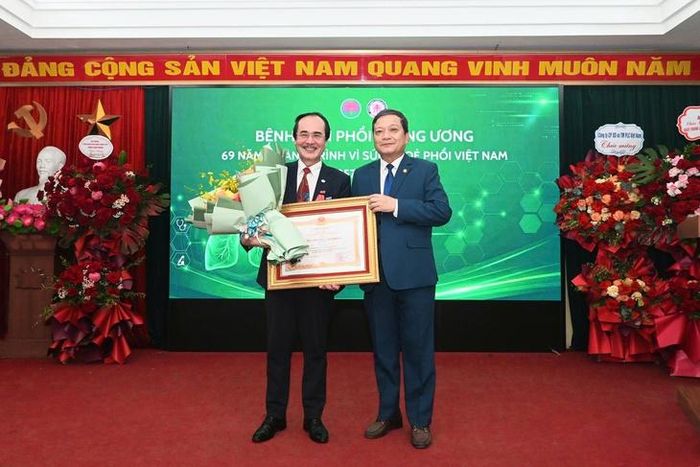 Giám đốc BV Phổi Trung ương TTƯT.TS.BS Đinh Văn Lượng chúc mừng PGS.TS Vũ Xuân Phú nhận được Huân chương Lao động hạng Nhì của Chủ tịch nước.
