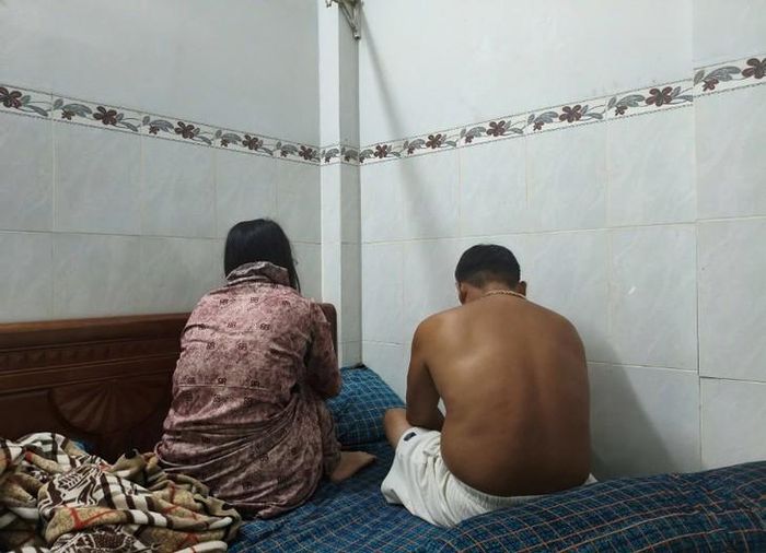 Đôi nam nữ mua bán dâm tại phòng trọ số 107 của nhà trọ Thành Đạt 2. Ảnh: Công an tỉnh Đồng Tháp.