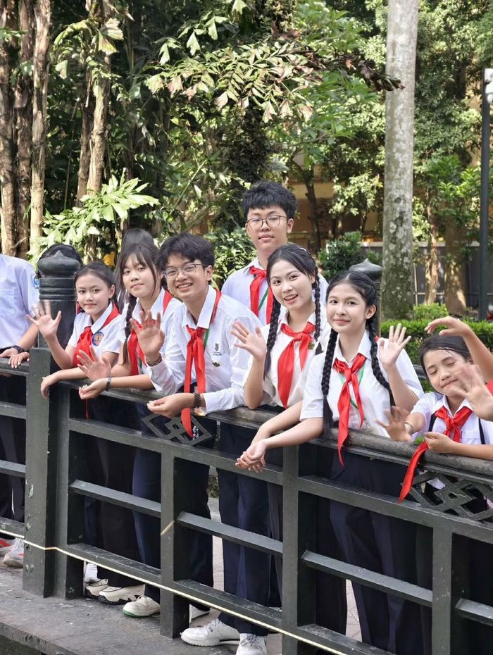 Được hỏi rằng, liệu cậu bạn có cảm thấy áp lực khi liên tục được giao nhiệm vụ đặc biệt hay không, Phú Quý đáp: "Điều mình quan tâm nhất là bản thân có thể lan tỏa được điều gì tích cực đến mọi người hay không".