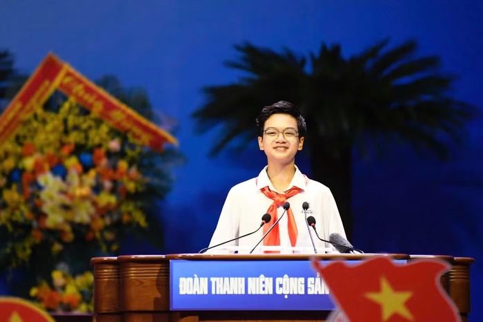 Đại diện thiếu nhi Việt Nam gửi lời chúc mừng Đại hội đại biểu toàn quốc Đoàn TNCS Hồ Chí Minh lần thứ XIII, em Cao Phú Quý - học sinh trường THCS Lý Thái Tổ (phường Cầu Giấy, Hà Nội). (Ảnh: TPO)