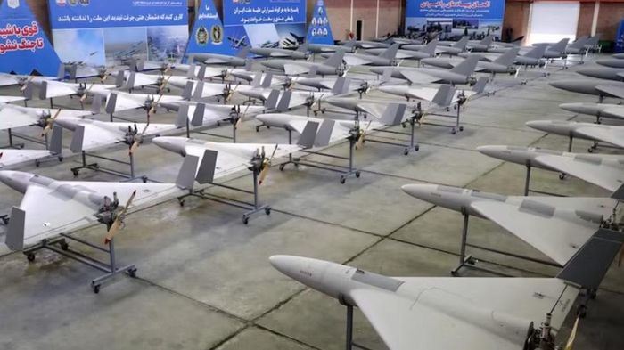 Các UAV lớn ở phía trên, trong khi những UAV nhỏ hơn nằm bên dưới giống như các xúc tu của một con sứa.