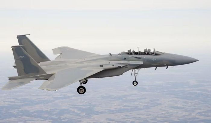 Máy bay tiêm kích cường kích F-15E Strike Eagle là biến thể tấn công đa nhiệm của dòng F-15, có tốc độ tối đa 2.655 km/h, bán kính chiến đấu hơn 1.200 km và khả năng mang gần 11 tấn vũ khí.