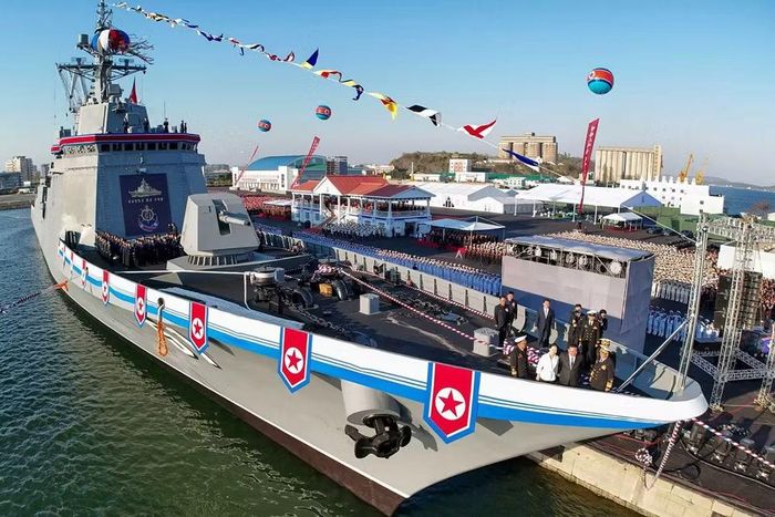 Ông Kim cũng cho biết thêm rằng ngành công nghiệp quốc phòng đã bắt đầu thiết kế các loại tàu chiến đấu trên biển lớn hơn nữa.