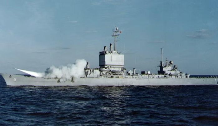 Sự biến mất của USS Long Beach không chỉ đánh dấu hồi kết của một chiến hạm. Nó còn phản ánh quy luật quen thuộc trong lịch sử quân sự: không phải công nghệ mang tính cách mạng nào cũng trở thành tương lai.