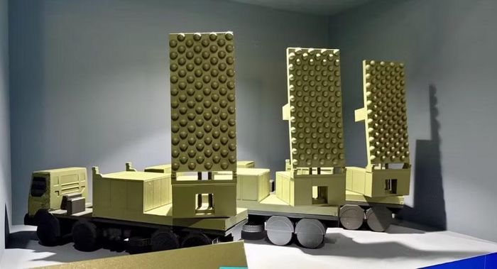 Để đánh chặn một tên lửa đạn đạo tầm trung (MRBM) siêu thanh, điều quan trọng nhất là phải phát hiện nó không chỉ khi tiếp cận, mà còn phải quan sát và theo dõi ngay từ thời điểm phóng, bởi vì từ lúc khai hỏa đến khi bắn trúng mục tiêu chỉ có vài phút ngắn ngủi.