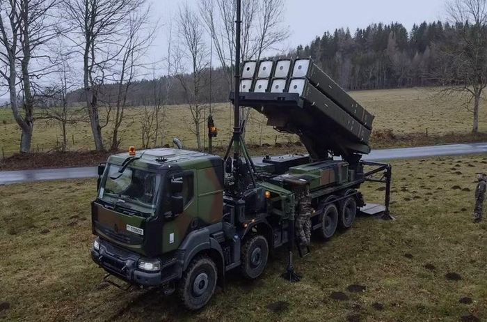 Cuối cùng, thành viên mới nhất của gia đình radar do Tập đoàn Thales chế tạo là DeepFinder Space được thiết kế để phát hiện cũng như theo dõi vệ tinh và các vật thể khác trong không gian ở quỹ đạo Trái đất tầm thấp nhờ công suất phát sóng đặc biệt lớn.