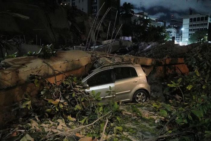 Theo bà Rodríguez, Venezuela đã bị rung chuyển bởi hơn 20 dư chấn sau 2 trận động đất mạnh. Ngoài Thủ đô Caracas, 5 khu vực bị ảnh hưởng nặng nề nhất là Miranda, La Guaira, Aragua, Carabobo và Falcón