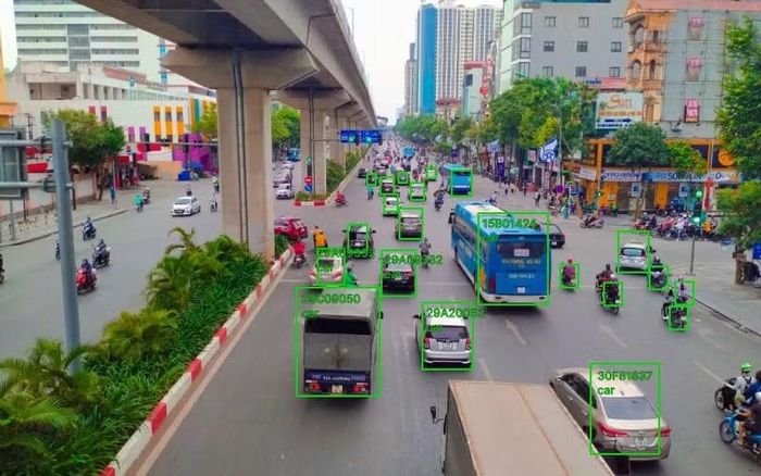 Luật Thủ đô năm 2026 quy định, thành phố có toàn quyền tự chủ trong việc xây dựng các quy chế quản lý, khai thác hệ thống đường bộ, đường sắt địa phương nhằm bảo đảm tối đa trật tự an toàn giao thông và gìn giữ nét văn hóa, văn minh đô thị