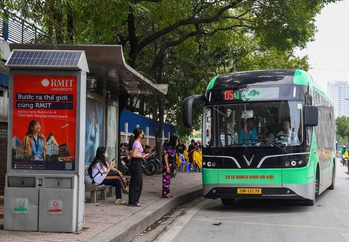 Luật Thủ đô 2026 cũng quy định rõ chính sách khuyến khích phát triển hệ thống vận tải hành khách, quy hoạch bãi đỗ xe đa chức năng, tạo điều kiện thực hiện các biện pháp giảm ùn tắc và hạn chế xe cá nhân vào lõi trung tâm