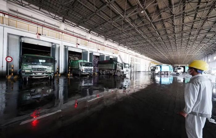 Theo Luật Thủ đô năm 2026, Hà Nội ban hành các chính sách ưu đãi về thuế, mặt bằng và vốn vay nhằm thu hút các doanh nghiệp đầu tư vào lĩnh vực công nghiệp và dịch vụ môi trường theo mô hình tuần hoàn, biến rác thải thành tài nguyên (Trong ảnh: Nhà máy Điện rác Sóc Sơn là một trong những nhà máy được đầu tư trang thiết bị hiện đại để xử lý rác thải của thành phố Hà Nội)