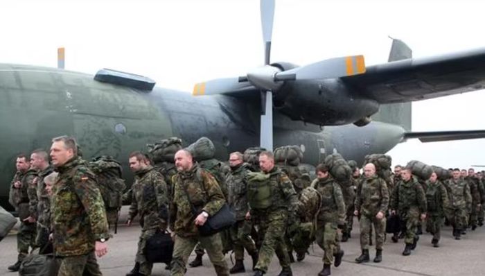 Hiện có khoảng 1.800 binh sĩ Đức đang đóng quân tại Lithuania. Trong tháng 6, lực lượng này tham gia các cuộc tập trận tại Pabradė, địa điểm cách biên giới Belarus 20 km.