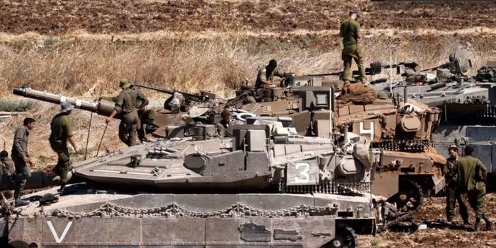 Khu vực này nằm gần dãy núi Ali al-Taher, cách biên giới Israel 15 km. Đây được xem là một trong những vị trí quân sự quan trọng nhất của Hezbollah ở miền nam Lebanon.