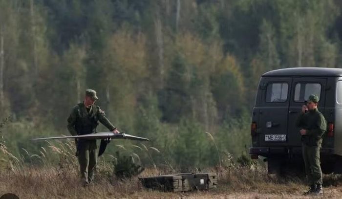 Thông tin được đưa ra chỉ vài ngày sau khi ông Zelensky phát tối hậu thư, yêu cầu Belarus tháo dỡ các thiết bị chuyển tiếp tín hiệu, mà Kiev cáo buộc đang hỗ trợ các cuộc tập kích bằng UAV của Nga nhằm vào lãnh thổ Ukraine.