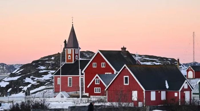 Greenland là hòn đảo lớn nhất thế giới với diện tích 2,16 triệu km² và dân số 57.000 người.