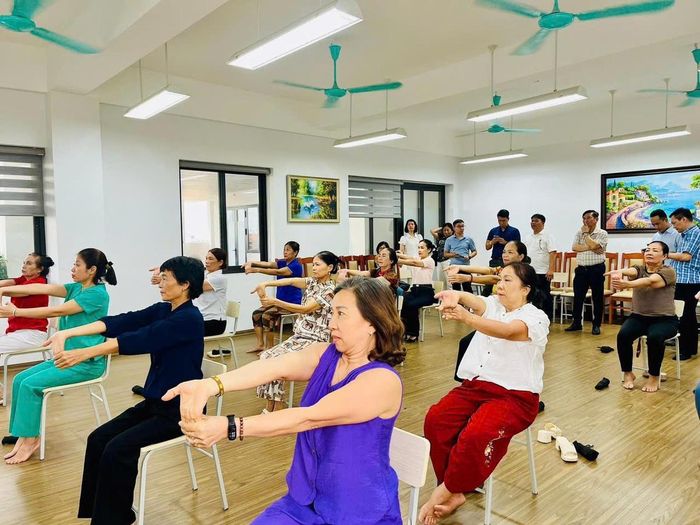 Người cao tuổi tham gia các hoạt động tại Cơ sở chăm sóc sức khỏe ban ngày tại phường Long Biên- Hà Nội. Ảnh: ĐT
