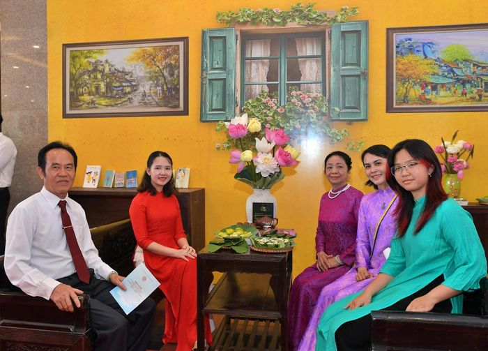 Một gia đình tiêu biểu chụp ảnh kỷ niệm với không gian trưng bày truyền thống.