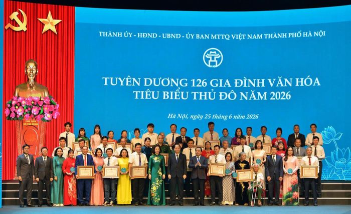 Đại biểu chụp ảnh cùng các gia đình tiêu biểu tại hội nghị.