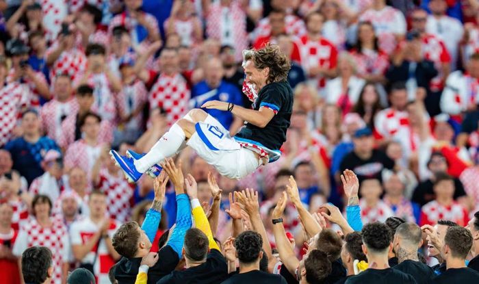  Modric cùng đồng đội Croatia làm bùng nổ cầu trường. Ảnh: FF. 