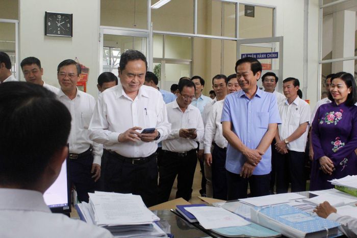  Chủ tịch Quốc hội Trần Thanh Mẫn kiểm tra thực tế và lắng nghe các ý kiến của cán bộ, công chức tại Trung tâm phục vụ hành chính công phường Ninh Kiều, TP Cần Thơ 