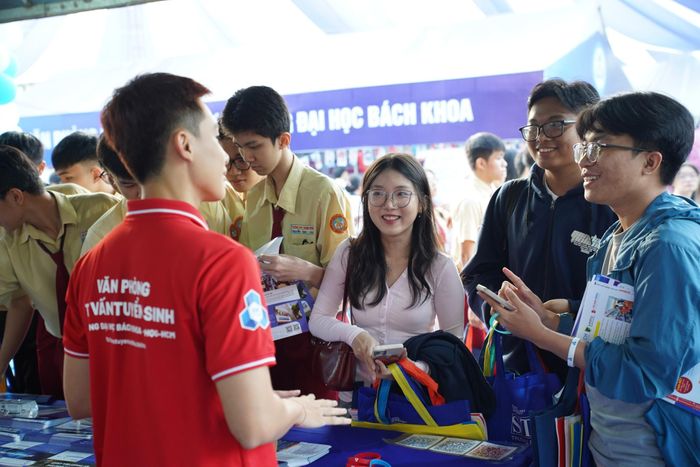  Thí sinh tìm hiểu thông tin tuyển sinh tại Trường ĐH Bách khoa (ĐH Quốc gia TP.HCM). Ảnh: TTNT 
