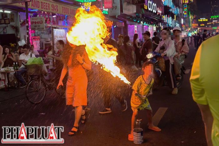  Ghi nhận của Báo Pháp Luật TP.HCM, phía sau những màn thổi lửa kéo dài vài giây là cuộc mưu sinh nhọc nhằn của nhiều trẻ em, khi các em phải thức khuya và đối mặt với không ít rủi ro. Ảnh: NHÓM PV 