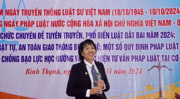  Luật sư Nguyễn Bảo Trâm tại chương trình tuyên truyền, phổ biến Luật Đất đai năm 2024. Ảnh: TRẦN LINH 