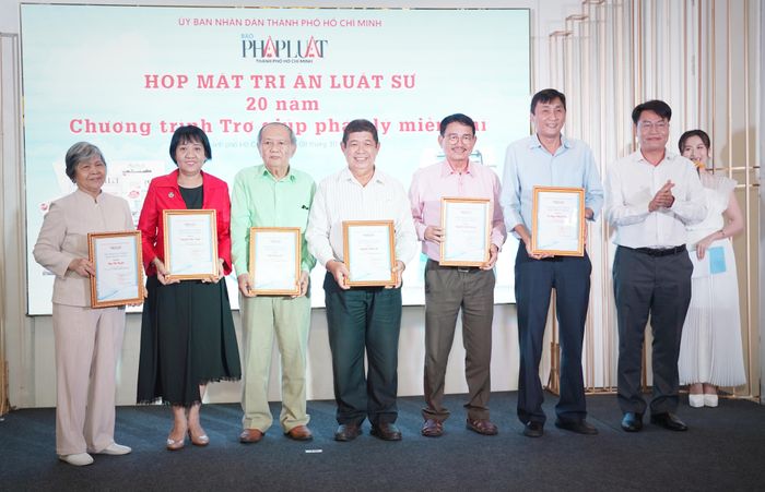  Luật sư Nguyễn Bảo Trâm (thứ hai từ trái qua) tại chương trình Họp mặt tri ân luật sư 20 năm Chương trình trợ giúp pháp lý miễn phí. Ảnh: THUẬN VĂN 