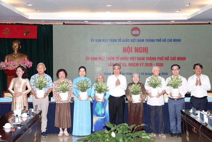  Phó Bí thư Thành ủy, Chủ tịch Ủy ban MTTQ Việt Nam TP.HCM Nguyễn Phước Lộc cùng Thường trực Ủy ban MTTQ Việt Nam TP.HCM chúc mừng các nhân sự và các Hội. Ảnh: THANH THÙY 