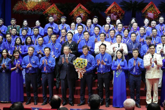  Tổng Bí thư, Chủ tịch nước Tô Lâm tặng hoa chúc mừng Ban Chấp hành Trung ương Đoàn khóa. Ảnh: TT 