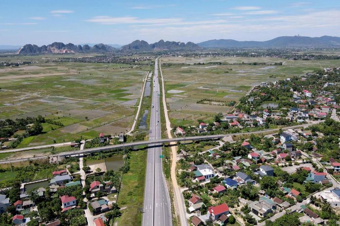  Cao tốc Bắc Nam đoạn quan Thanh Hóa nhìn từ trên cao. 