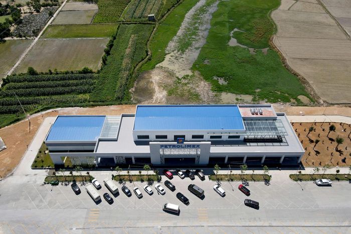  Ghi nhận của PLO, trong hai ngày 24 và 25-6, trạm dừng nghỉ ghi nhận lượng lớn người dân ghé dừng chân tránh nắng nóng, nghỉ ngơi trước khi tiếp tục hành trình trên cao tốc Bắc - Nam. 