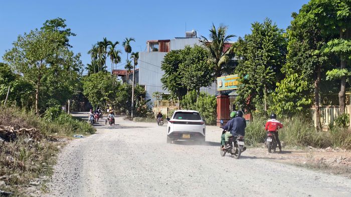  Đoạn đường có rất đông phương tiện qua lại mỗi ngày nhưng nhiều năm không thể hoàn thiện, ảnh hưởng đến việc đi lại của người dân. 