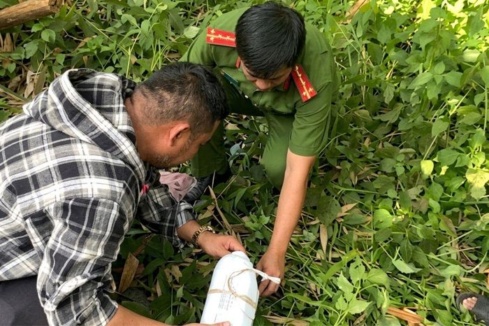  Mẫu nước thải được thu giữ theo đúng quy trình kỹ thuật, niêm phong và chuyển đơn vị chuyên môn phân tích nhằm làm rõ mức độ ô nhiễm trước khi chảy ra sông Thị Tính. Ảnh: XUÂN MINH 