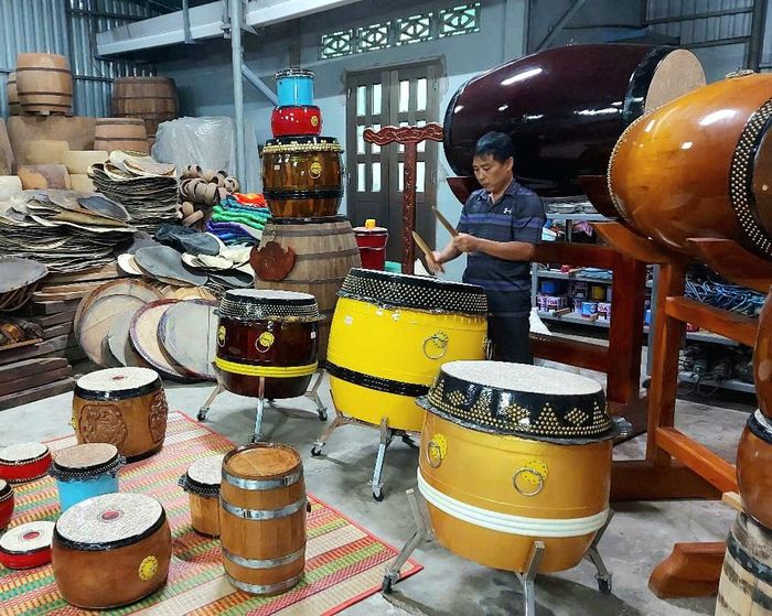  Một nghệ nhân làng nghề Bình An tỉ mỉ thực hiện các công đoạn thủ công để hoàn thiện chiếc trống truyền thống. Ảnh: TT 